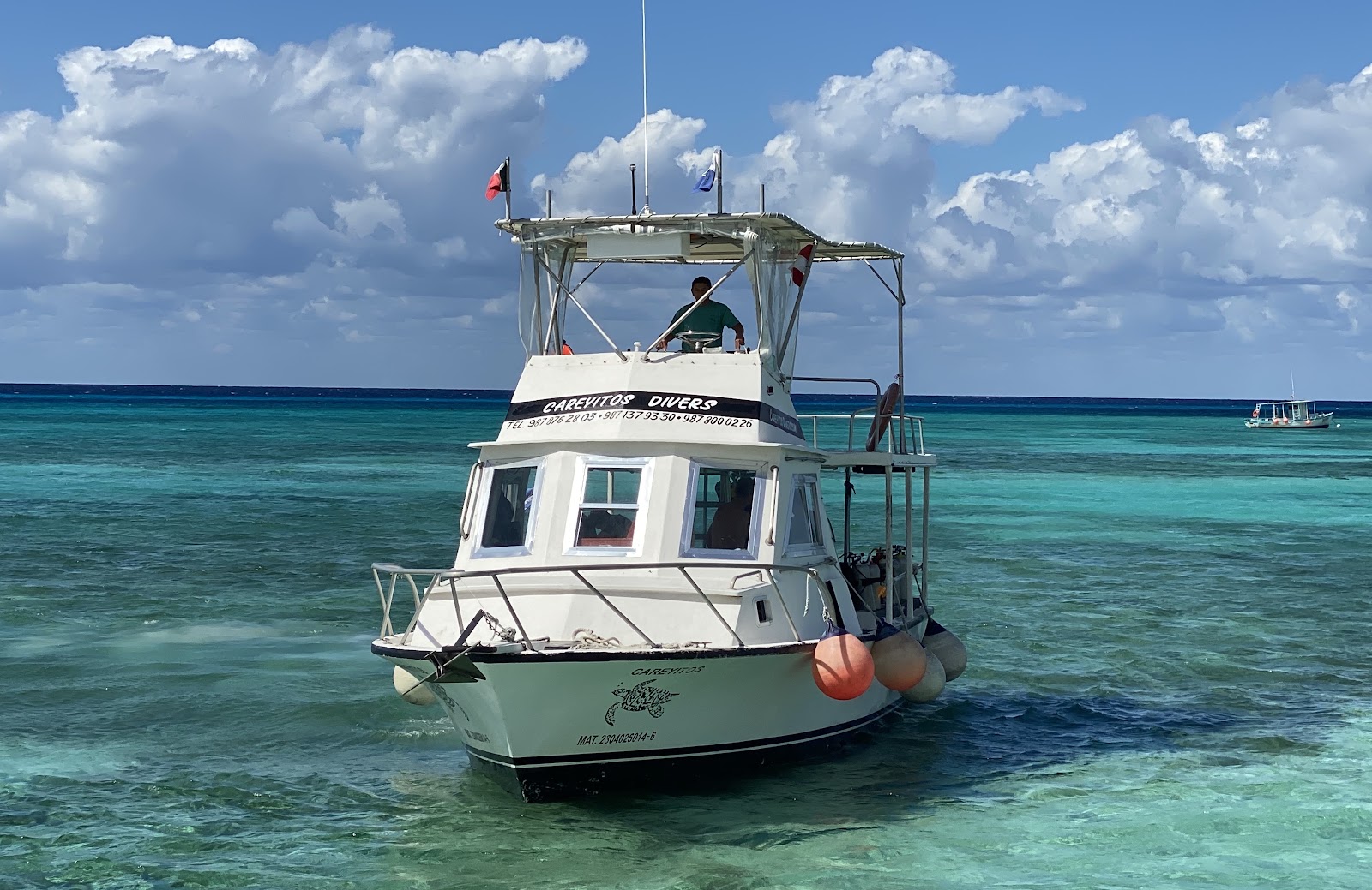 The Careyitos Divers boat under way with the dive flag flying off Cozumel